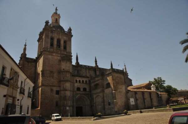 Cáceres: City Highlights Walking Tour With Local Guide - The Sum Up