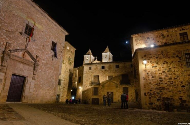 Caceres: Guided Sunset Sightseeing Tour - Duration and Language