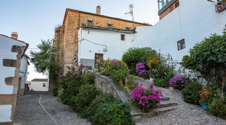 Caceres: Highlights, History and Jewish Quarter Walking Tour - Tour Details