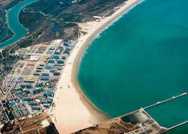 Cadiz: Exclusive Yacht Excursion to La Caleta or Pepa Bridge - Beach and Scenic Features