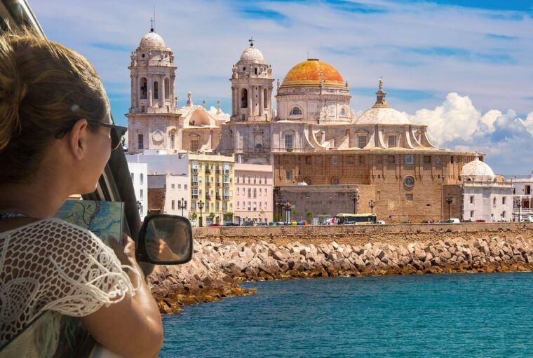Cádiz Tuktuk Tour With Audioguide - Tour Restrictions and Recommendations