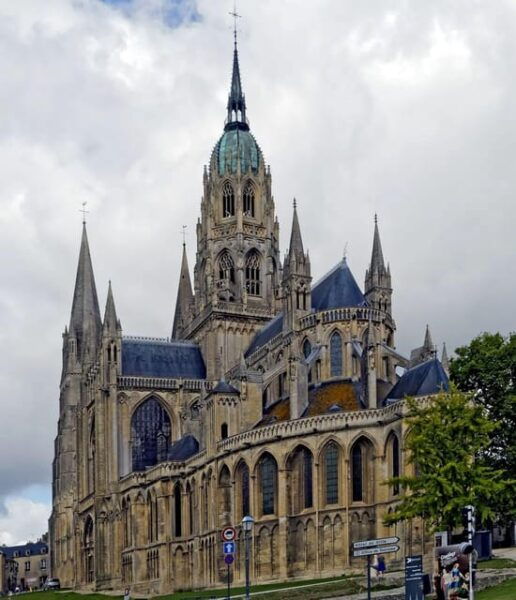 Caen: Guided Tour of Caen and Bayeux - Family-Friendly Tour Features