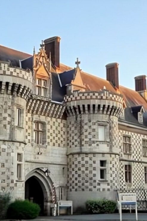 Caen : Private Walking Custom Tour With a Local Guide - Meeting Your Local Guide