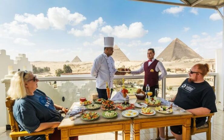 Cairo: Dinner at the Great Pyramid Inn With Hotel Transfers - Experience Highlights
