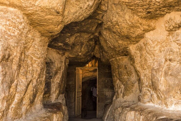 Cairo: Egyptian Museum, Pyramids & Bazaar Tour - Tour Details