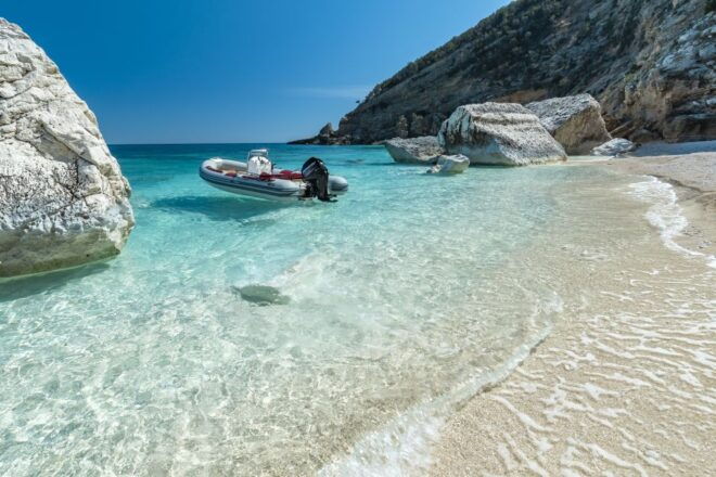 Cala Gonone: Motor Yacht Tour in the Gulf Of Orosei - Activity Description