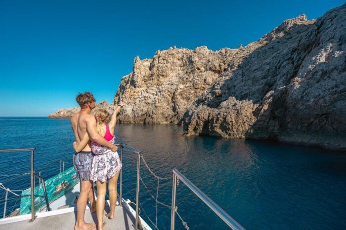 Cala Ratjada: Afternoon Boat Trips With Drinks and Snacks - Onboard Amenities and Services