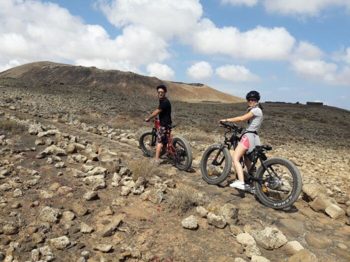 Caleta De Fuste/Corralejo: Guided E-Bike Tour & Crater Hike - Exploring Volcanic Landscapes on E-Bikes