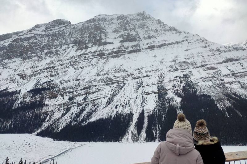 Calgary Abraham Lake & Peyto Lake Half-Day Small Group Tour - Two lakes, two different reasons to go