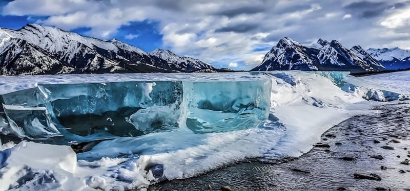 Calgary Athabasca Falls & Peyto Lake Full-Day Tour - Abraham Lake’s winter bubbles