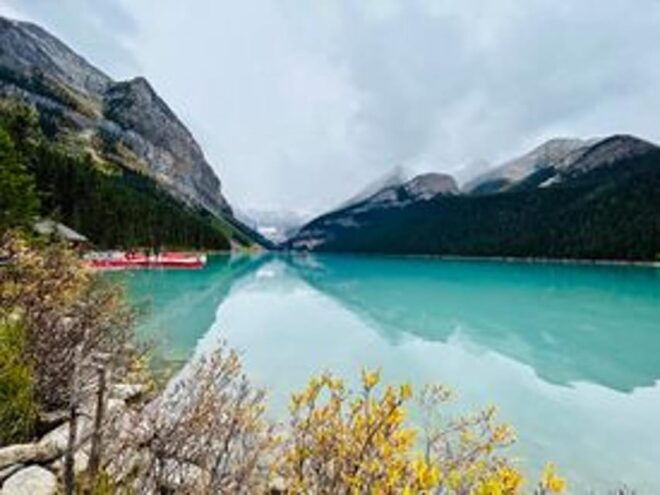 Calgary/Banff: Lake Louise, Moraine & Johnston Canyon Trip - Transportation and Comfort
