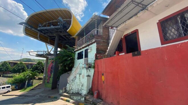 Cali: Walking Tour of the 11 Neighborhoods of Commune 20 - Vibrant Siete De Agosto District