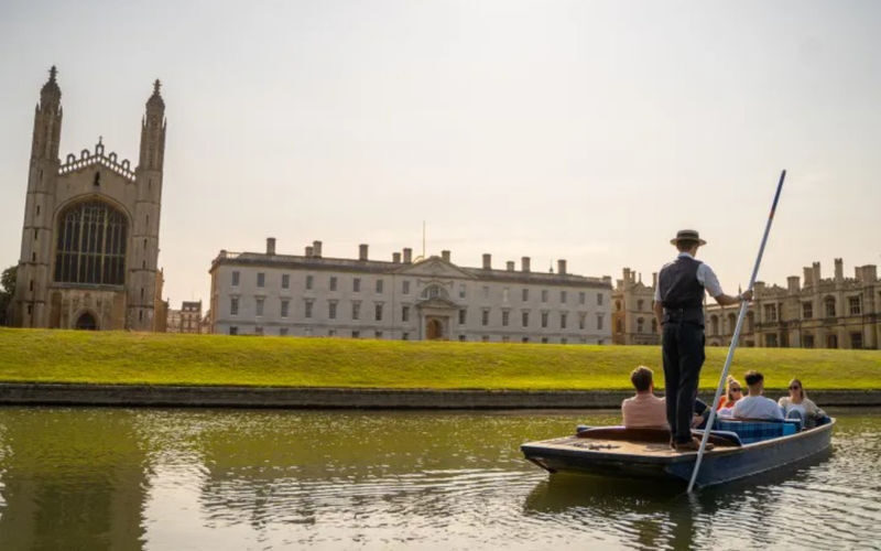 Cambridge Half-Day Walking Tour with Punting Experience - The punt gives Cambridge a different frame