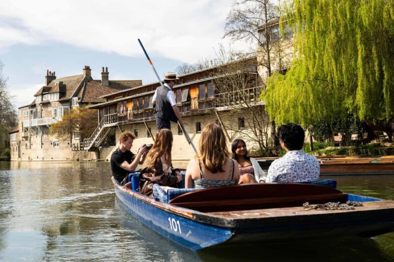 Cambridge: Punting Tour on the River Cam - The Experience in Detail