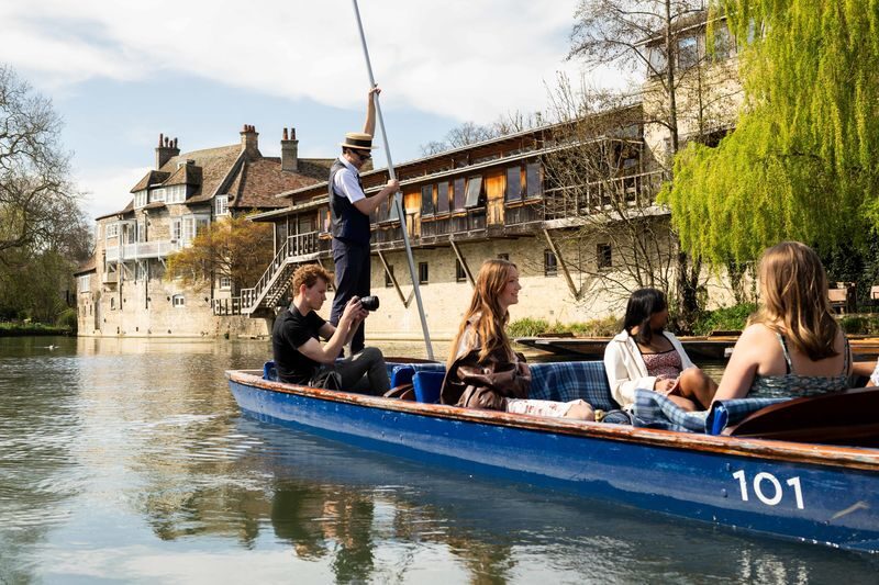 Cambridge University & River Cam Half-Day Tour with Punting - The highlights at a glance
