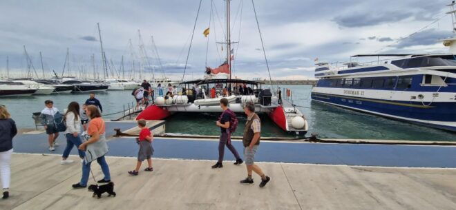 Cambrils: Private Catamaran Luxury 3h Drinks,Snacks Pickup - Experience and Flexibility