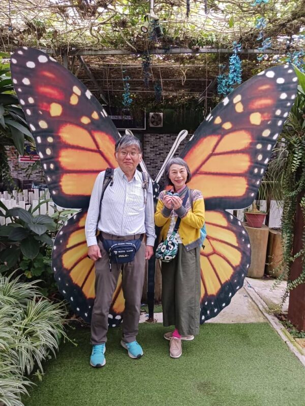 Cameron Highland Private Day Tour From Ipoh - Kea Farm: produce, snacks, and a busy roadside stop
