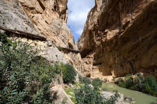 Caminito Del Rey: Guided Tour With 1 Drink and Shuttle Bus - Meeting Point and Logistics