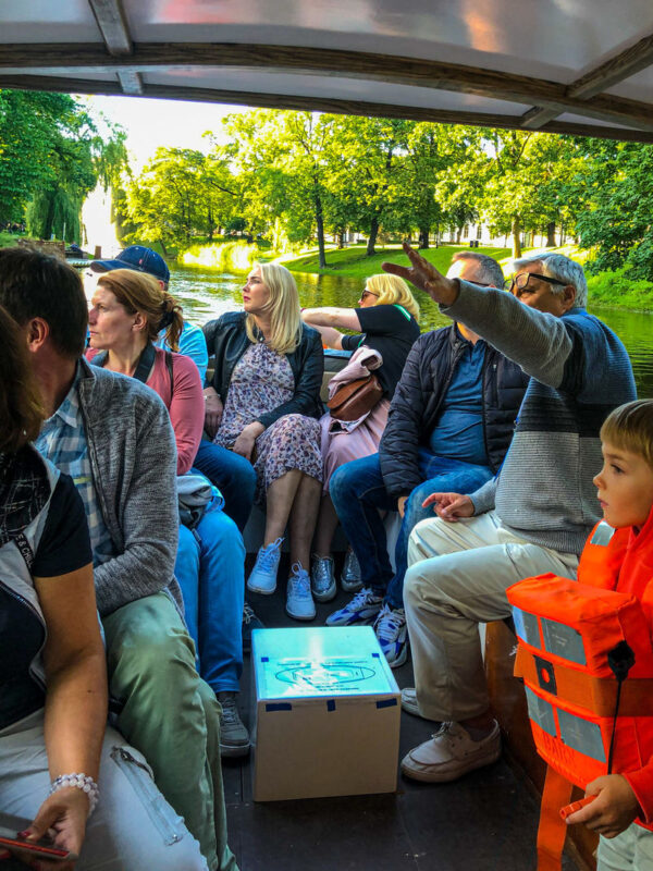 Canal Boat Sightseeing Tour With Audio guide - What the one-hour route feels like