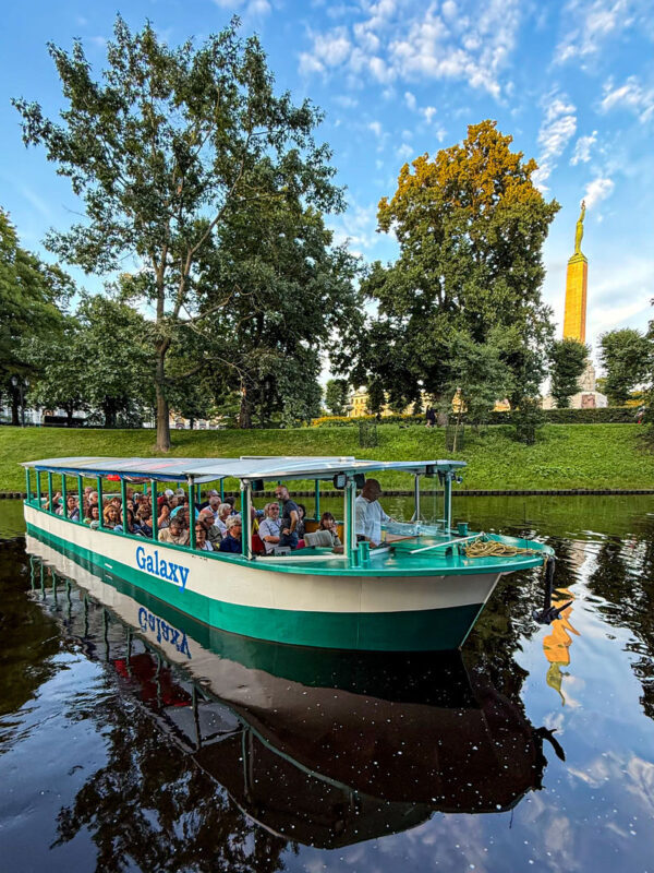 Canal Boat Sightseeing Tour With Audio guide - Why the electric boat matters