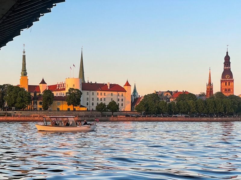 Canal Boat Sightseeing Tour With Audio guide - Who should book this cruise?