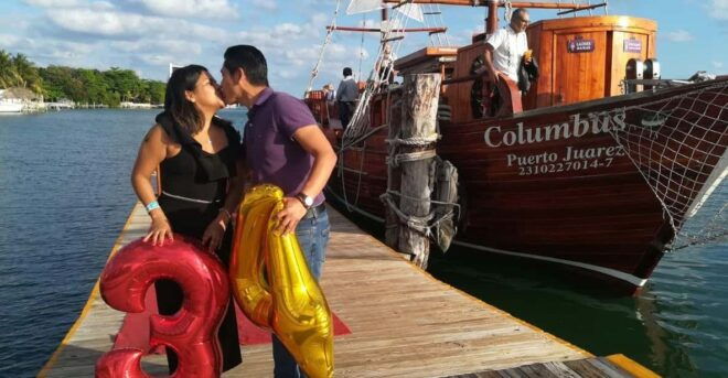 Cancun: a Romantic Galleon Night With Dinner, Drinks & Music - Dinner and Beverage Offerings