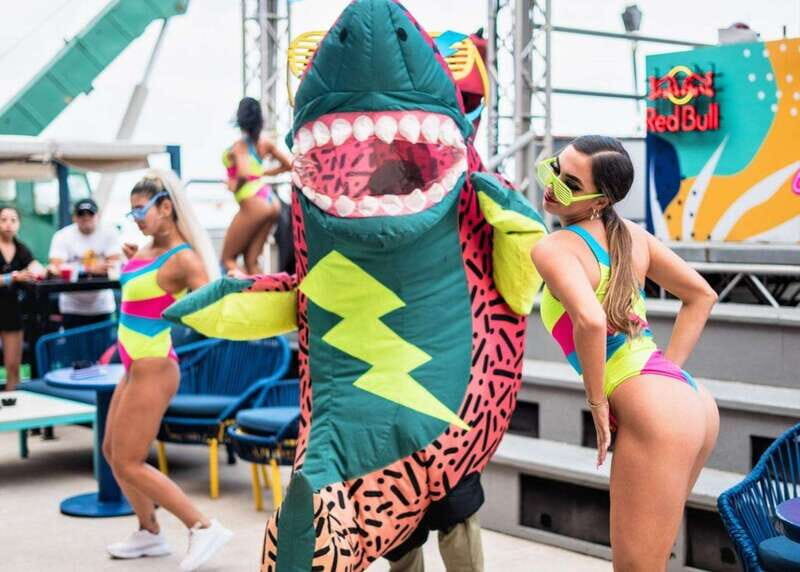 Cancún: Coco Bongo Beach Party Experience - Food and Drinks