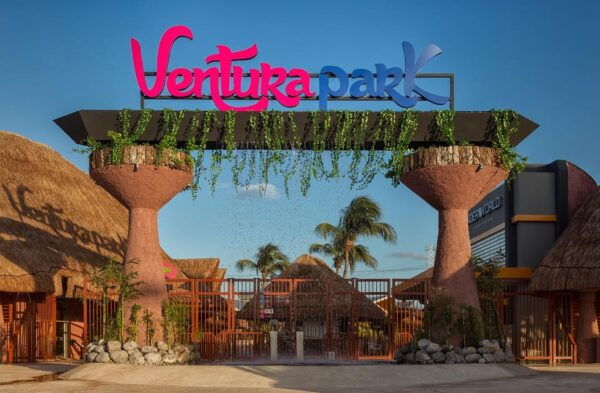 Cancun: Dolphin Golden Experience + Water Park and Buffet - Location and Accessibility