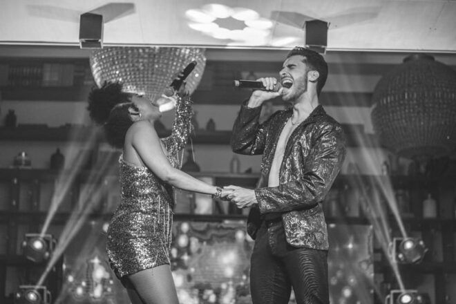 Cancún : Dragaret Live Music and Dance Show - Accessibility and Additional Information