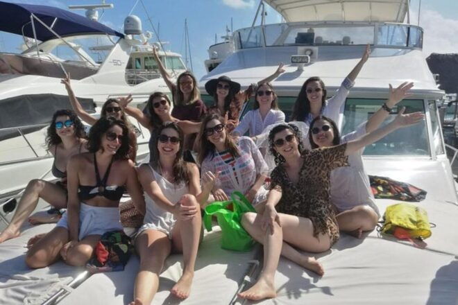 Cancun: Luxury Yacht Tour to Isla Mujeres With Chef - SR55C - Onboard Yacht and Amenities