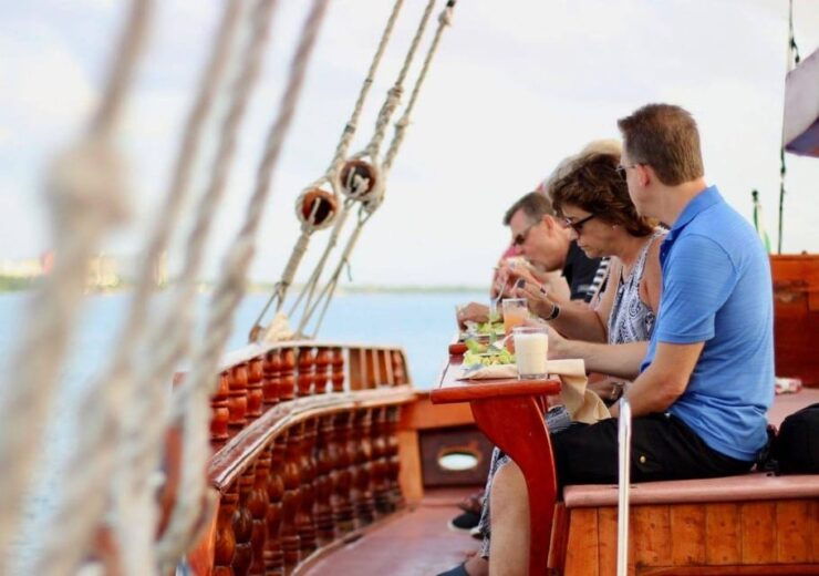 Cancun: Romantic Dinner Cruise With Open Bar and Live Music - Dining and Beverage Options