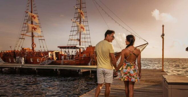 Cancun: Romantic Dinner Cruise With Open Bar and Live Music - Entertainment and Atmosphere