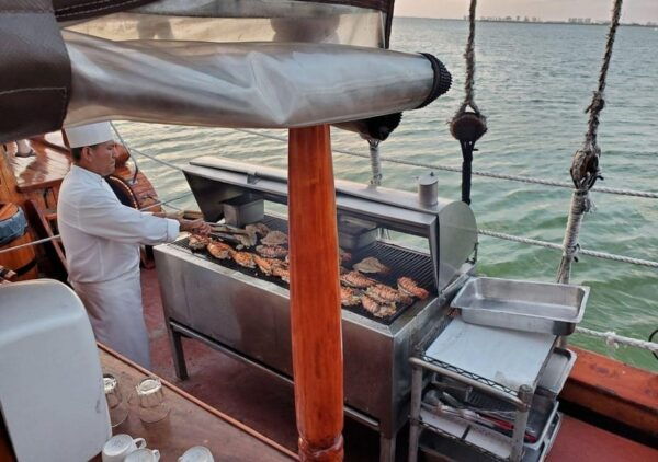 Cancun: Romantic Dinner on a Galleon in Nichupté Lagoon - Dietary Considerations and Special Requests