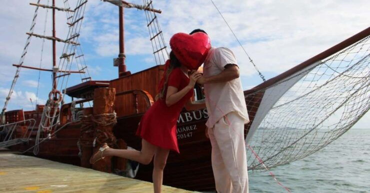 Cancun: Romantic Dinner on a Galleon in Nichupté Lagoon - Dining Options