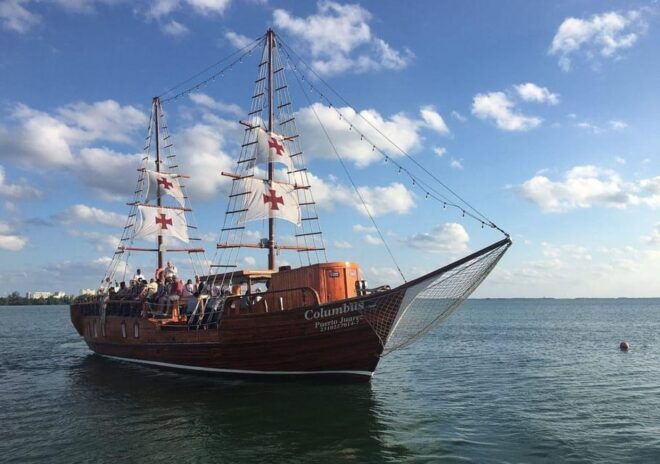 Cancun: Romantic Evening in Galleon With Dinner and Open Bar - Dining Experience