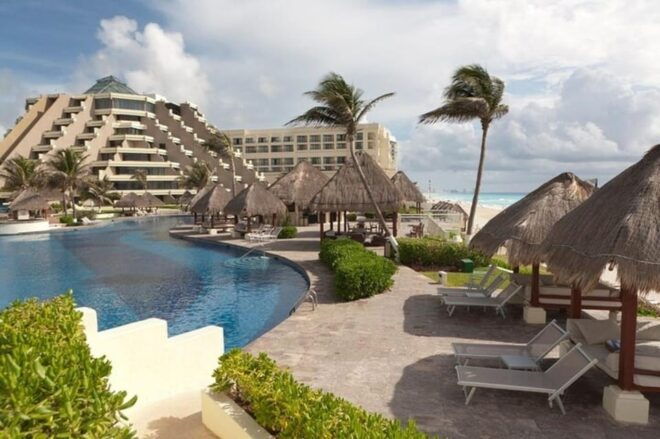Cancun: Sightseeing Walking Tour With a Local Guide - Customization and Accessibility