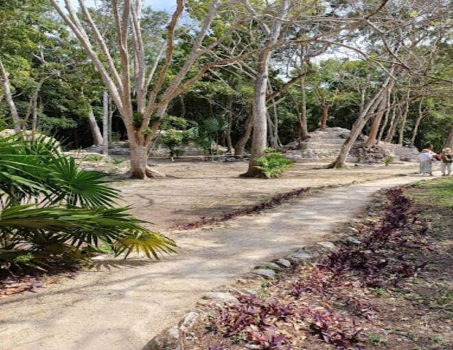 Cancun: Tour to Chichén Itzá and Valladolid - Live Guide Services