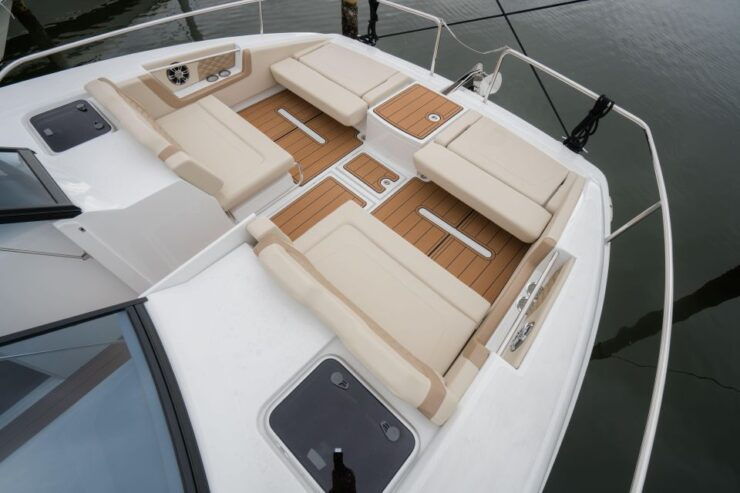 Cannigione: Aquila 36 Catamaran Daycruiser Rental - Inclusions