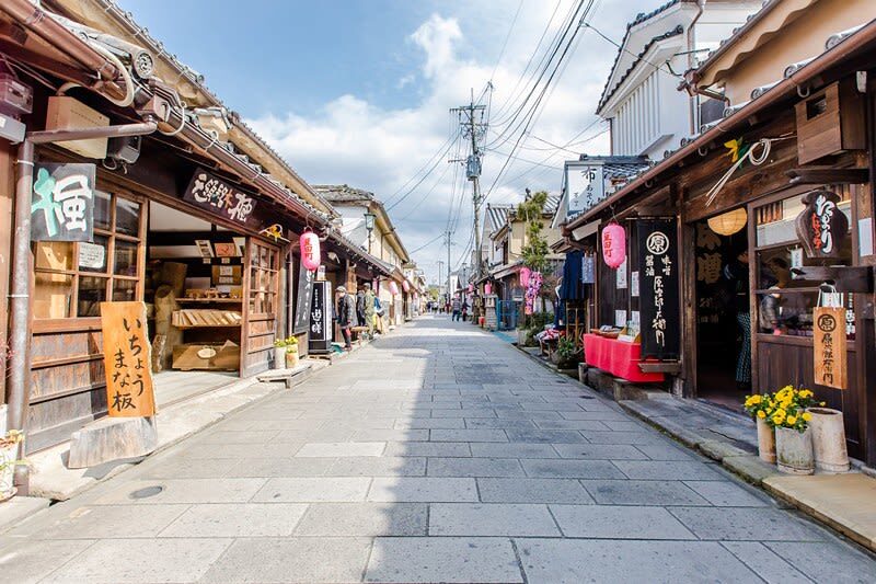 Cantonese, Mandarin, and English tour guide, Attack on Titan/Oyama Dam bronze statue & Hita Station/Mameda-machi nostalgic old town & Yufuin/Yunotsubo Street + Kinrin Lake & Former Bungo Mori Roundhouse Anime Spot Day Tour - Practical details before you set out