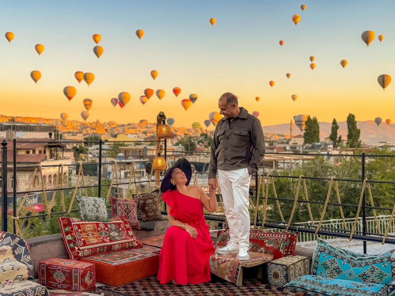 Cappadocia: Rooftop Photoshoot with Hot Air Balloons at Sunrise - What happens during the session