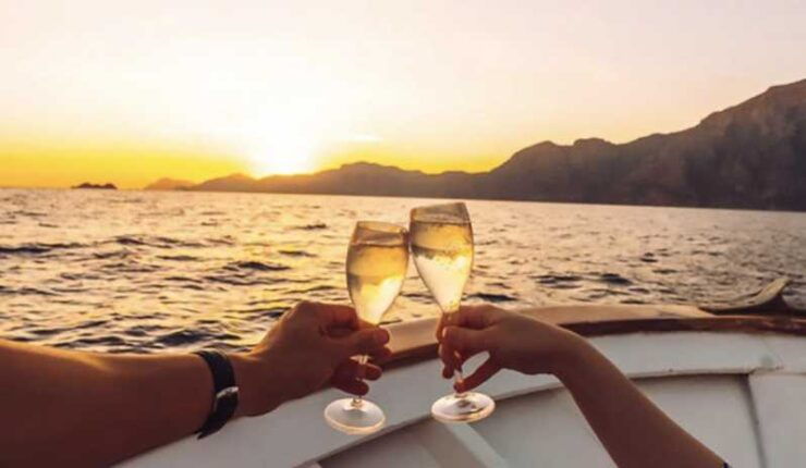 Capri: Exclusive Sunset Boat Tour With Swimming and Prosecco - Good To Know