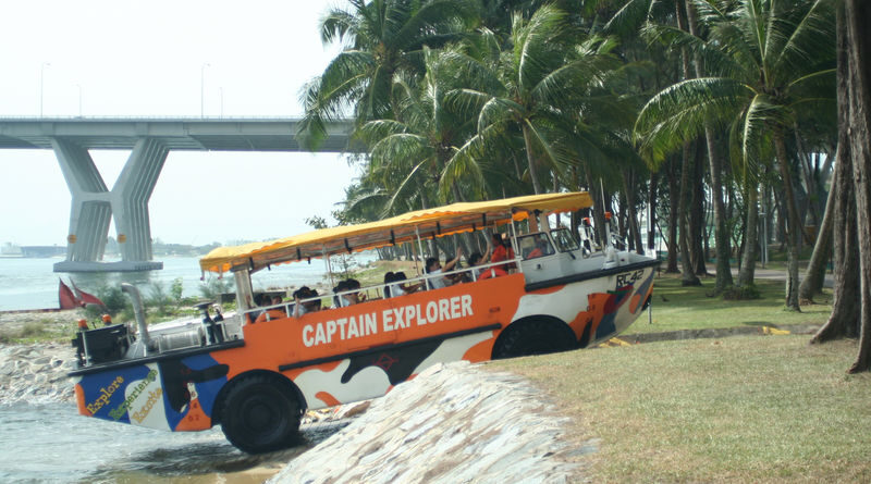 Captain Explorer DUKW Tour in Singapore - From City Hall to the Padang