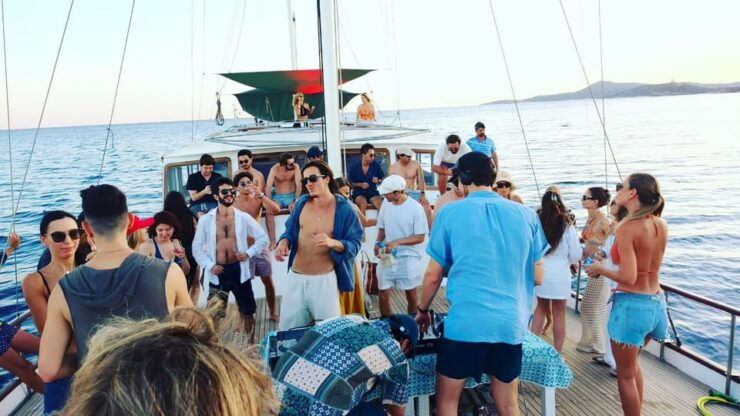 Carloforte and Island of St. Peter, Tour on a Yacht With Lunch - Yacht Features