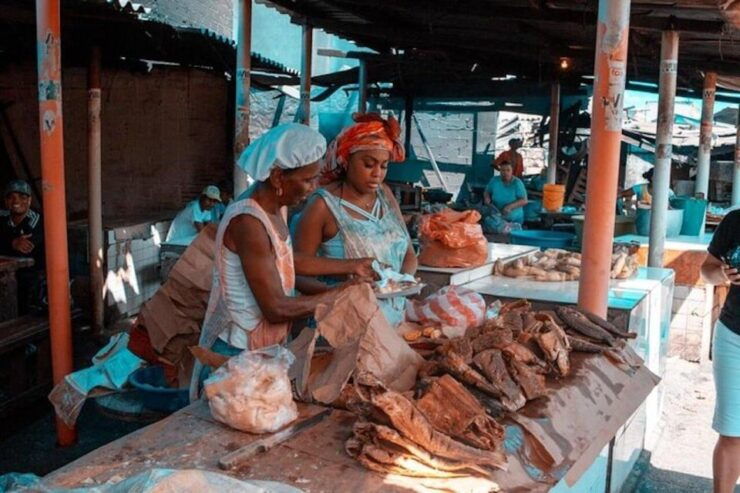 Cartagena: Bazuro Local Food Market Walking Tour - Small Group Experience Details