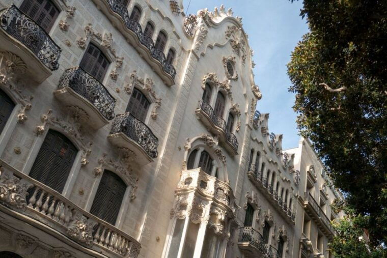 Cartagena: Guided City Private Walking Tour - Visiting the Waterfront Near Plaza Héroes De Cavite