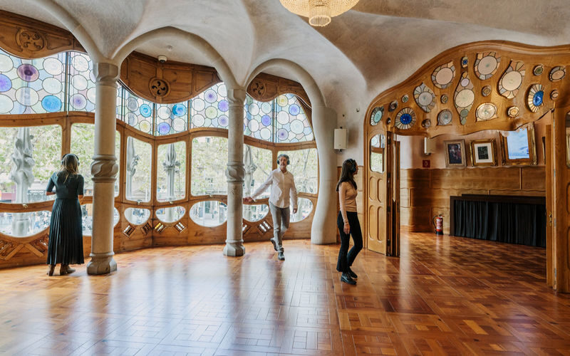 Casa Batllo + La Pedrera (Casa Mila) Entry Tickets with Audio Guide - Timing, crowds, and getting there