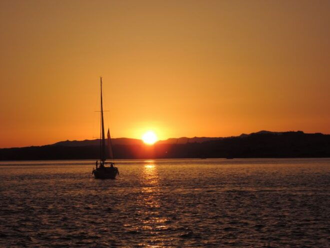 Cascais: Sunset Boat Trip With Welcome Drinks - Inclusions