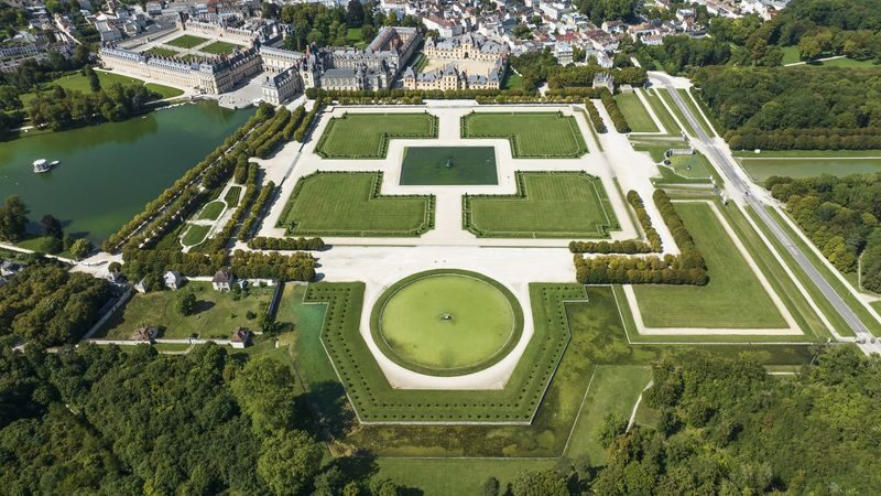 Castles of Fontainebleau and Vaux-le-Vicomte Day Trip from Paris - The drive to Vaux-le-Vicomte