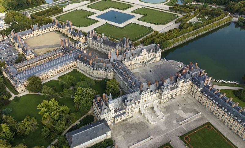 Castles of Fontainebleau and Vaux-le-Vicomte Day Trip from Paris - Vaux-le-Vicomte: audio stories and a view from the dome