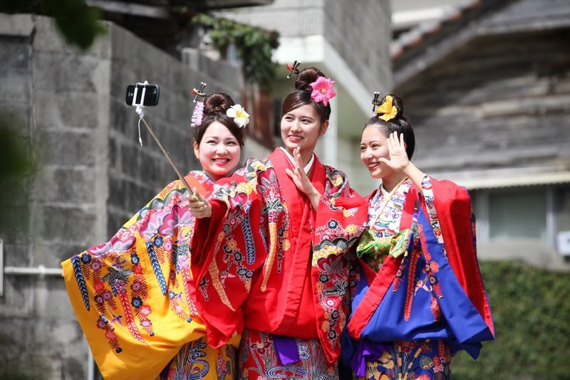 Casual Ryuso Costume Experience & Photo Shoot (Naha) - Making photos with your own camera
